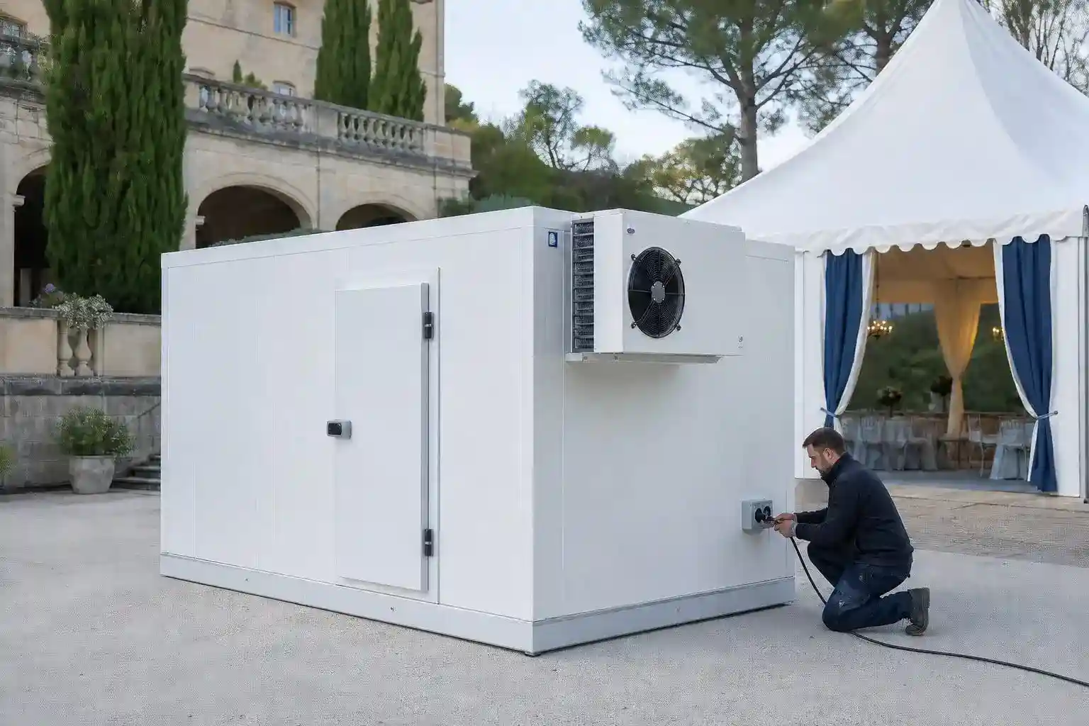 Chambre froide modulaire générique installée près d’un lieu de réception